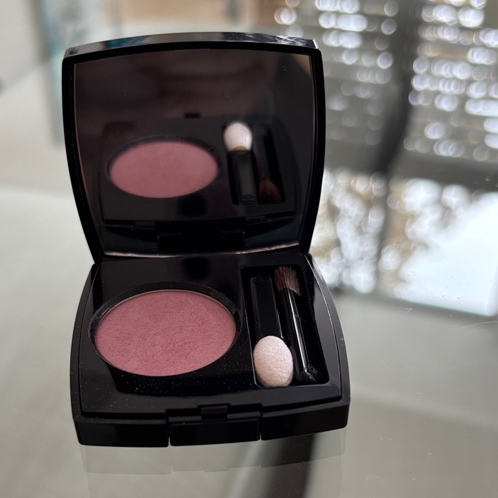 CHANEL Elegant Mauve Eyeshadow